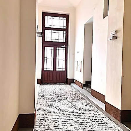 Modern Apartment With Balcony & Free Parking *