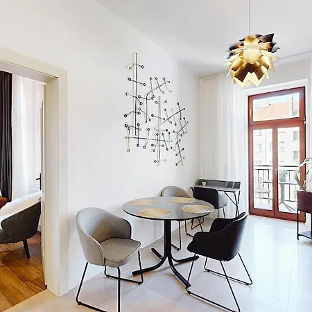 Modern Apartment With Balcony & Free Parking *