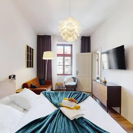 Modern Apartment With Balcony & Free Parking * براغ