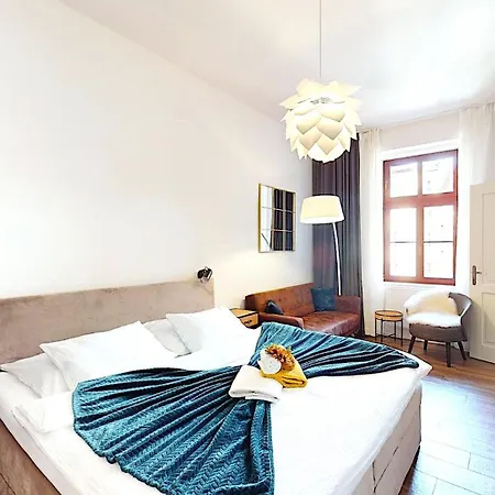 Modern Apartment With Balcony & Free Parking