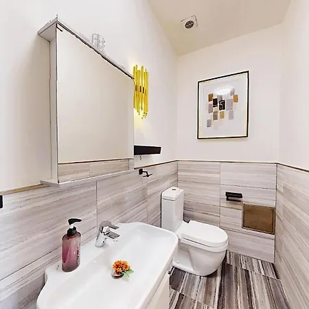 Modern Apartment With Balcony & Free Parking شقة *