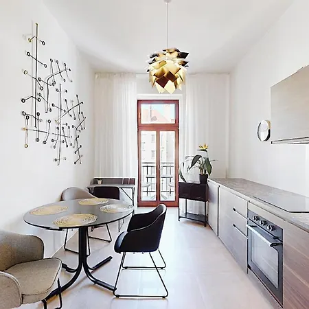 Modern Apartment With Balcony & Free Parking شقة
