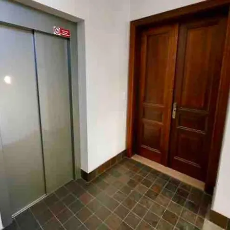 Modern Apartment With Balcony & Free Parking Apartmán *