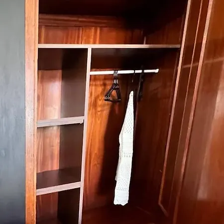 Modern Apartment With Balcony & Free Parking Apartmán *