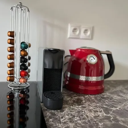 Modern Apartment With Balcony & Free Parking Apartmán