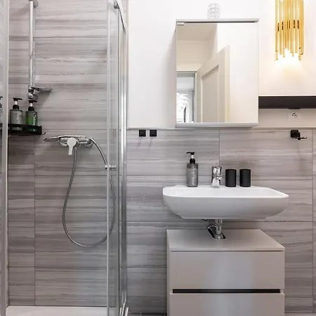 Modern With Balcony & Free Parking Prague