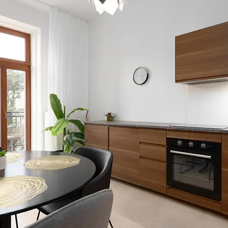 Modern With Balcony & Free Parking Prague