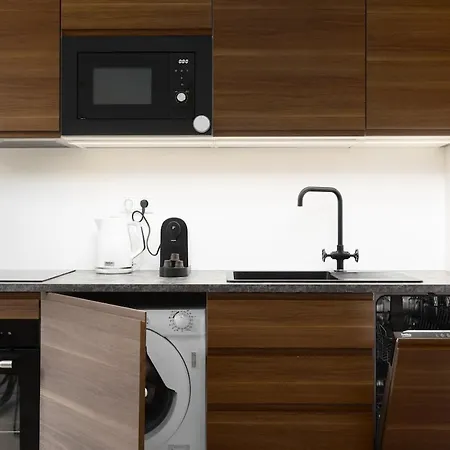 Modern With Balcony & Free Parking Prague