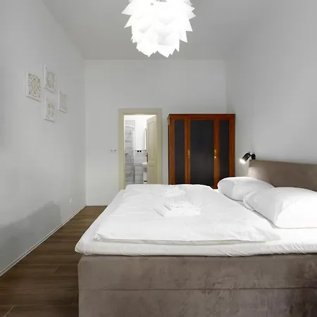 Modern With Balcony & Free Parking * Praga