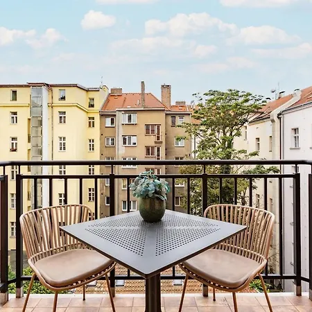 Modern With Balcony & Free Parking