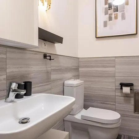 Modern With Balcony & Free Parking