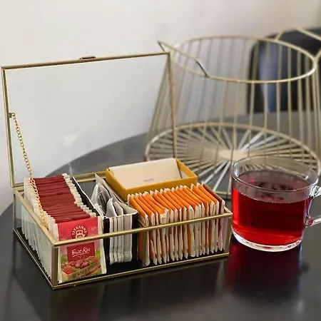 Modern Apartment With Balcony & Free Parking *