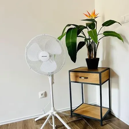 Modern Apartment With Balcony & Free Parking *