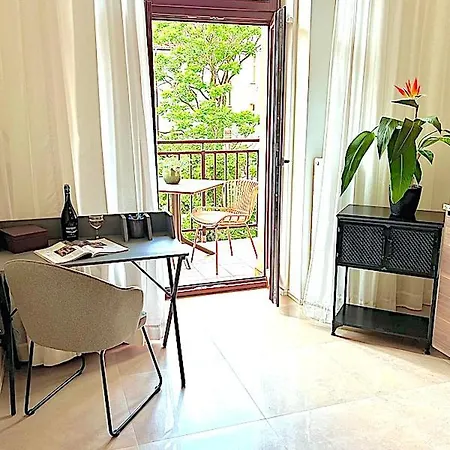 Modern Apartment With Balcony & Free Parking