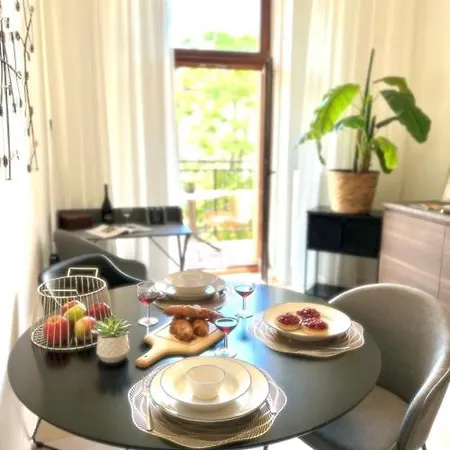 Modern Apartment With Balcony & Free Parking Apartament *