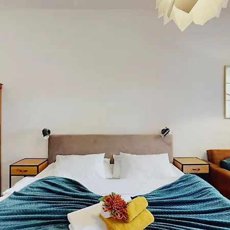 Modern Apartment With Balcony & Free Parking Apartament *