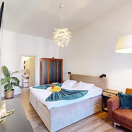 Modern Apartment With Balcony & Free Parking *
