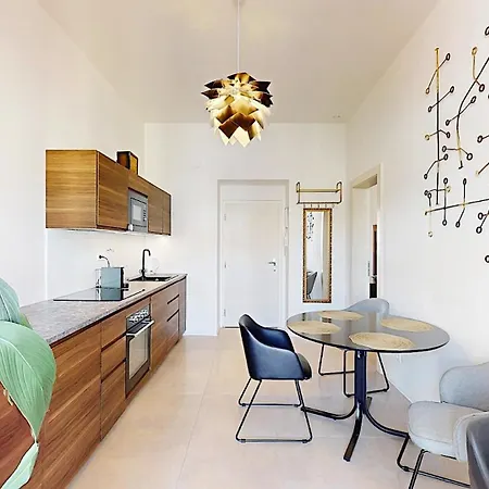 Modern Apartment With Balcony & Free Parking Apartament