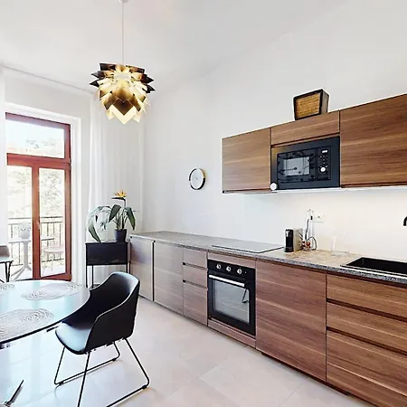 Apartament Modern Apartment With Balcony & Free Parking